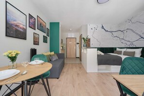 Desk, iron/ironing board, WiFi, bed sheets