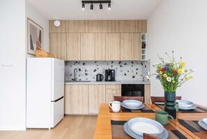 Fridge, oven, stovetop, dishwasher