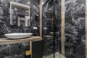 Dusche, Haartrockner, Handtücher, Shampoo