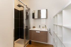 Bruser, hårtørrer, håndklæder