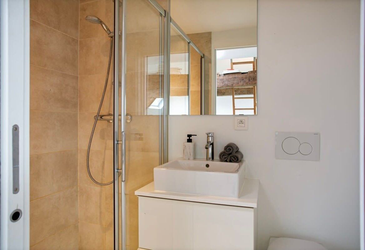 Een douche, een haardroger, handdoeken