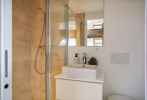 Een douche, een haardroger, handdoeken