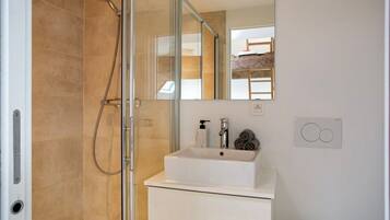 Dusche, Haartrockner, HandtĂŒcher