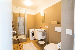 Dusche, Haartrockner, Handtücher