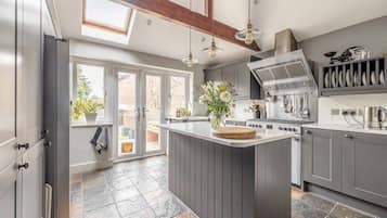 Refrigerador, microondas, horno y parrilla de estufa