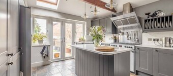 Stylish 2 Bed House -Private Garden By Tempstay