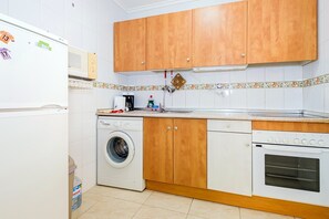 Refrigerador, microondas, horno y cafetera y tetera