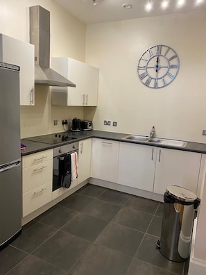 Fridge, microwave, oven, stovetop - The Cove Suite (Southport)