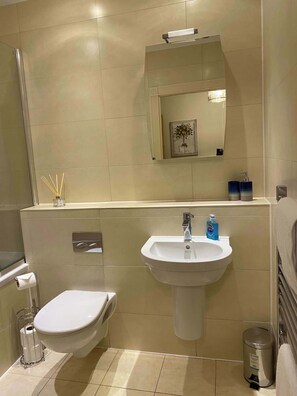 Banyera, assecador de cabells i tovalloles