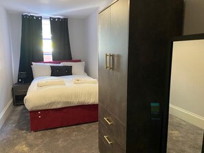 2 slaapkamers, een bureau, een strijkplank/strijkijzer, reisbedje