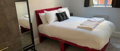 2 bedrooms, desk, iron/ironing board, WiFi