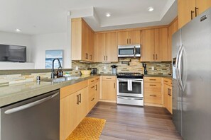 Refrigerador, microondas, horno, placa de cocina