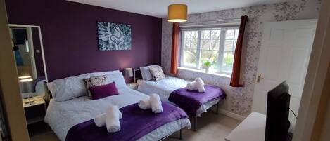 4 bedrooms, iron/ironing board, WiFi, bed sheets