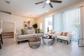 TV, DVD player, livros, aparelho de som