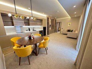 Suite Keluarga | Tempat tidur Select Comfort, minibar, brankas, dan tirai kedap cahaya