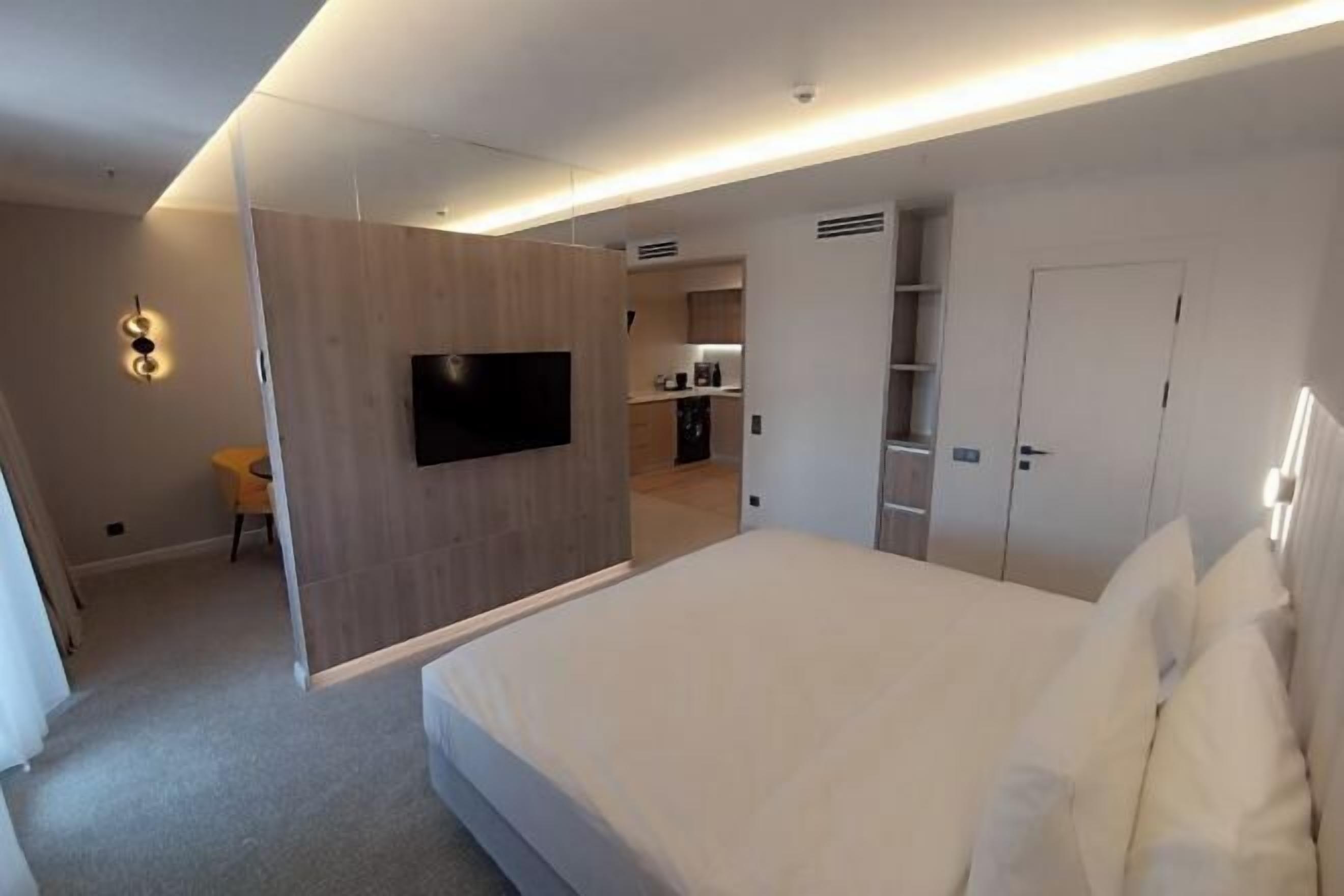 Senger med Select Comfort-madrass, minibar og safe på rommet