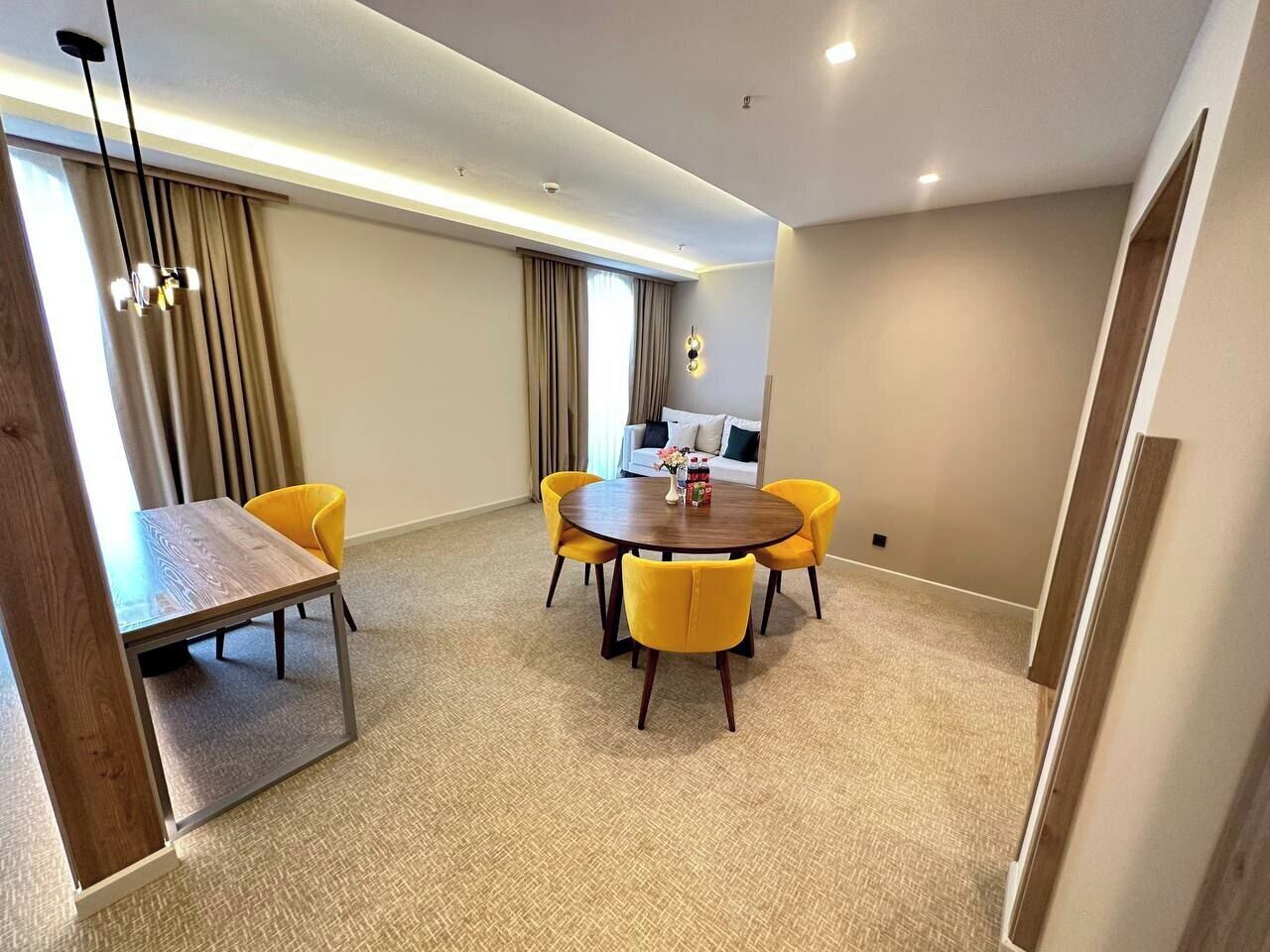 Familierom | Senger med Select Comfort-madrass, minibar og safe på rommet