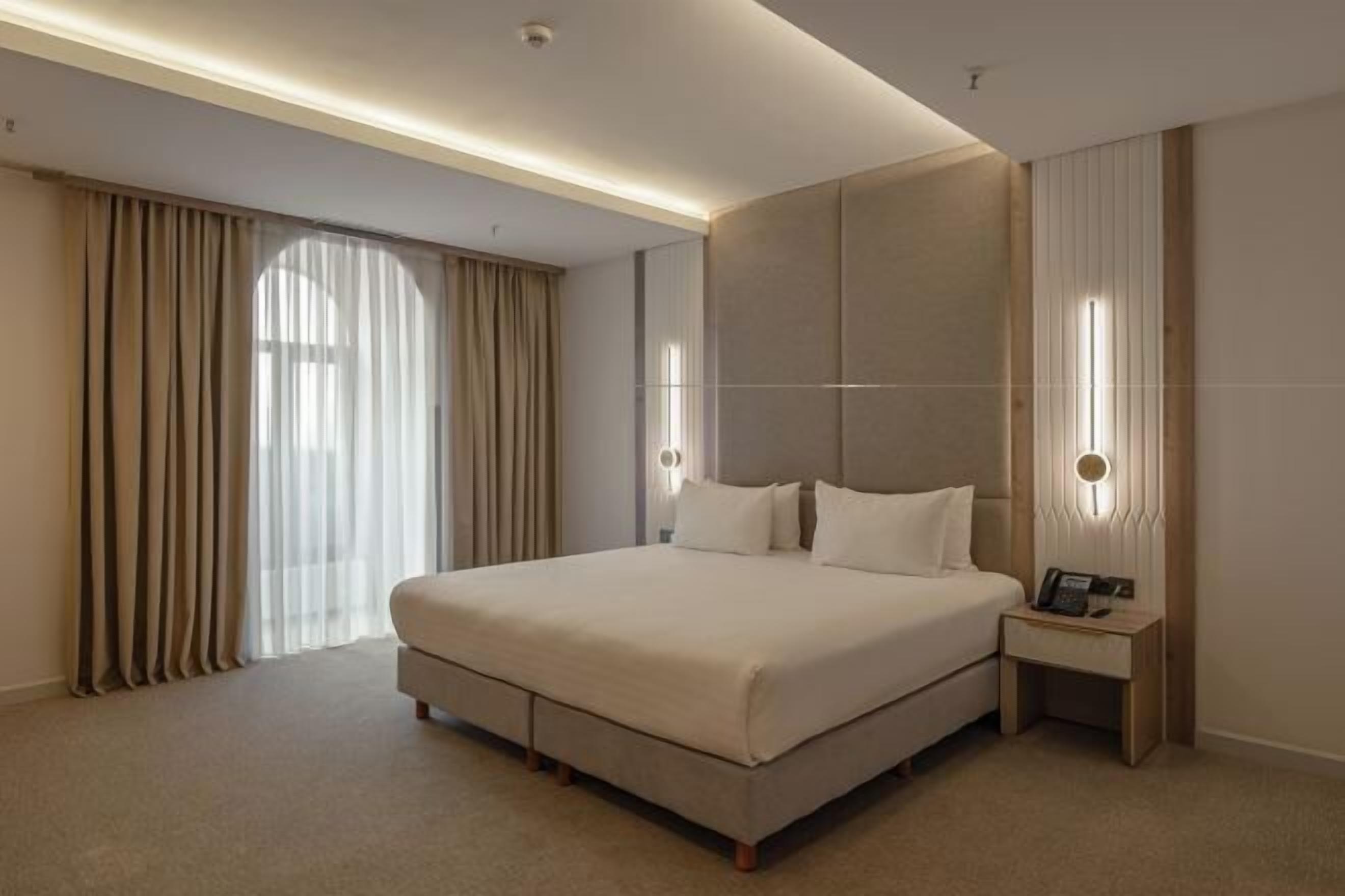 Senger med Select Comfort-madrass, minibar og safe på rommet