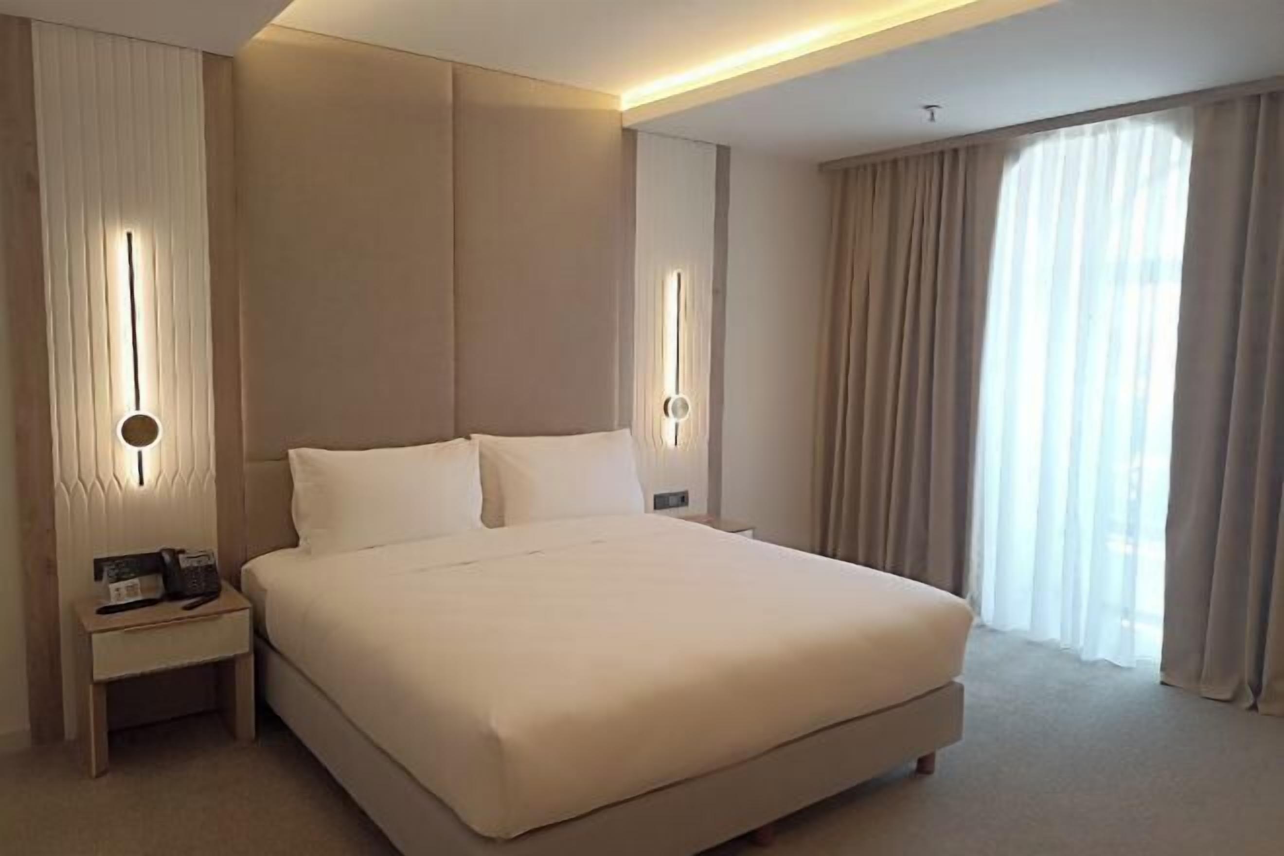 Senger med Select Comfort-madrass, minibar og safe på rommet