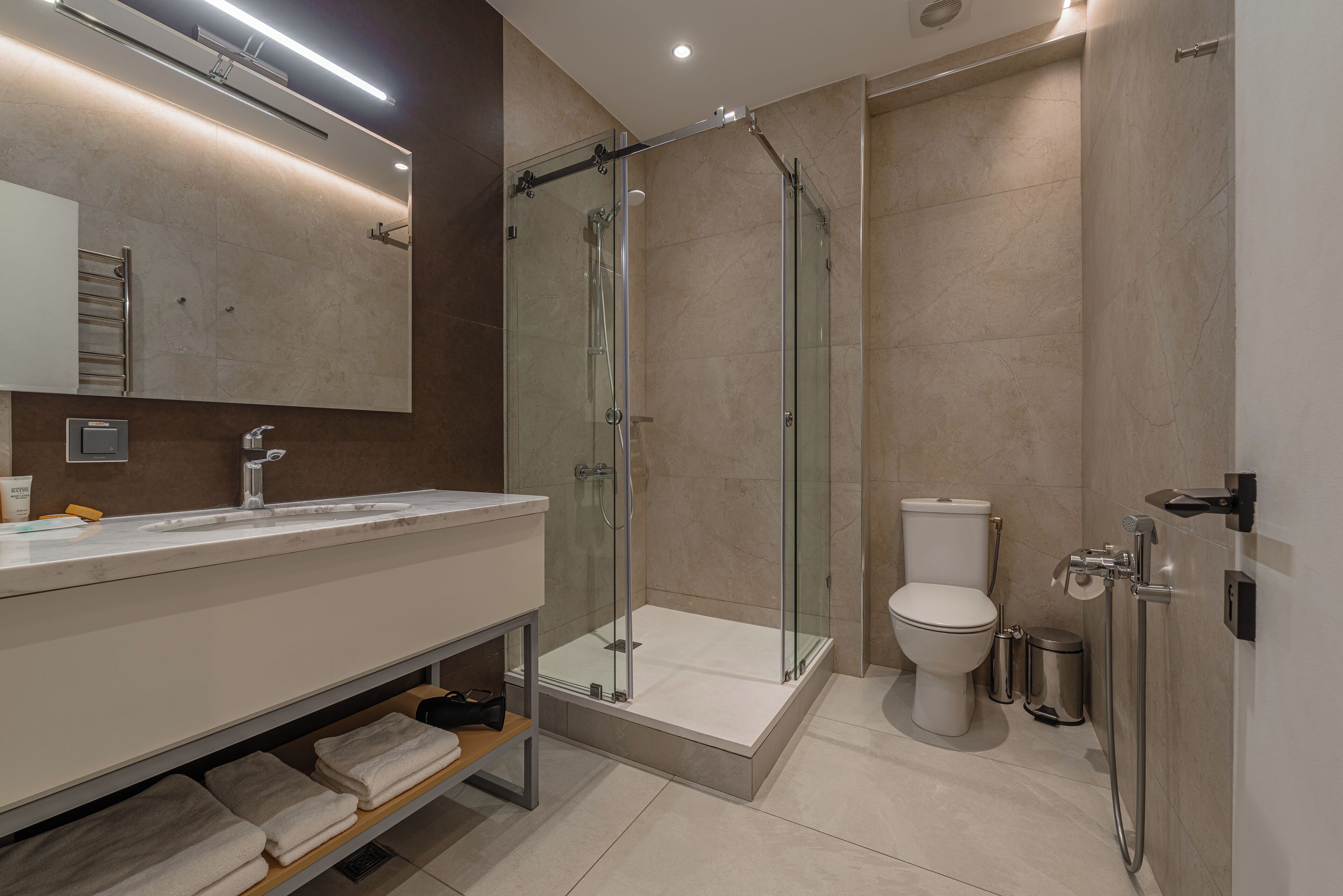 Deluxe Room | Bathroom | Free toiletries, hair dryer, slippers, towels