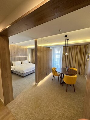 Kamar Double Superior, Boleh Merokok | Tempat tidur Select Comfort, minibar, brankas, dan tirai kedap cahaya