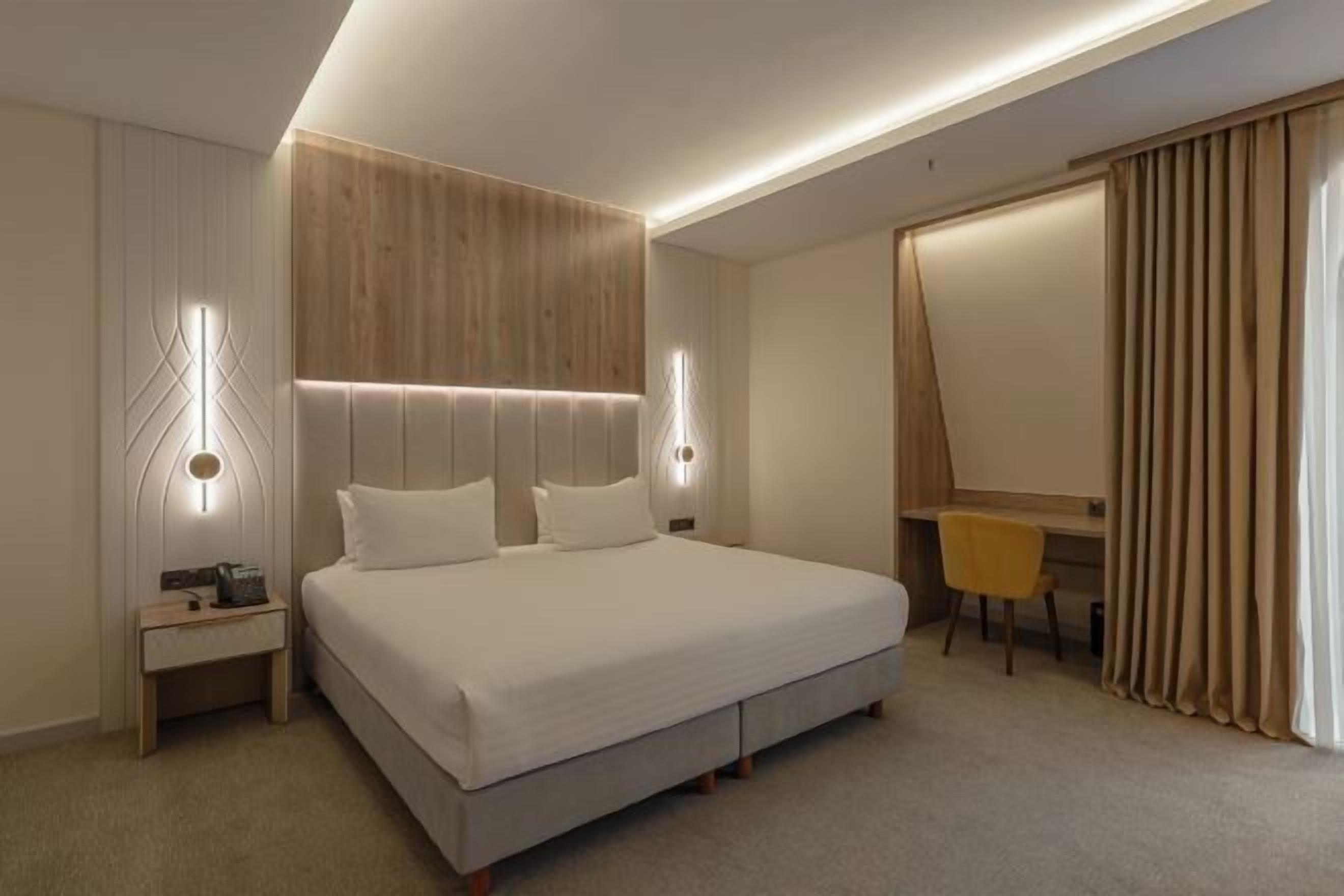 Senger med Select Comfort-madrass, minibar og safe på rommet