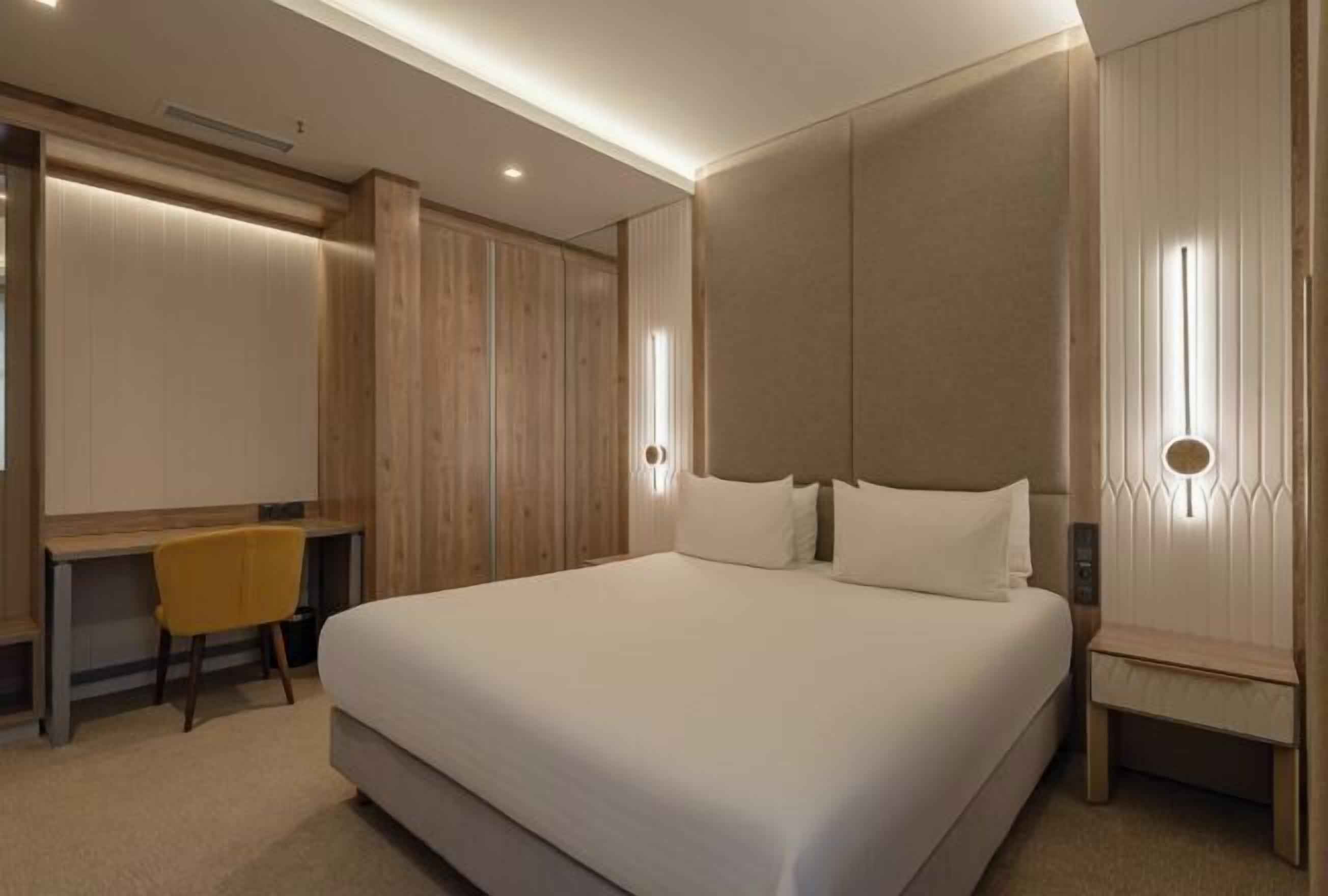 Senger med Select Comfort-madrass, minibar og safe på rommet