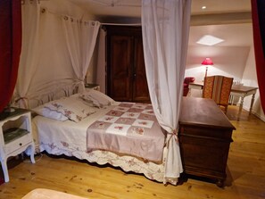 1 habitación, escritorio, tabla de planchar con plancha y cuna de viaje 