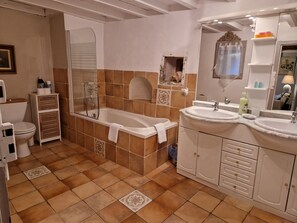 Sèche-cheveux, serviettes fournies, papier toilette