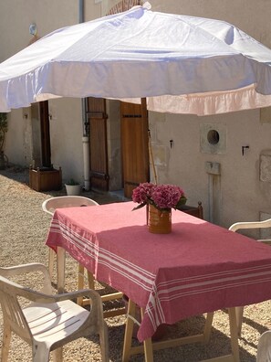 Outdoor dining - Look no further! Cozy Converted Barn in Combourg. Families Welcomed! (Mauprevoir)