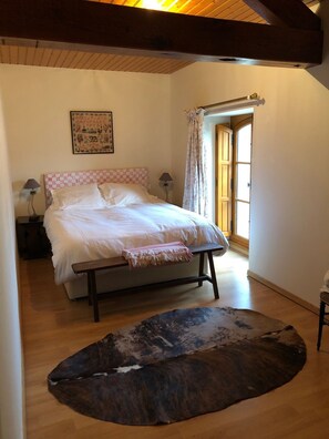 2 bedrooms, WiFi, bed sheets - Look no further! Cozy Converted Barn in Combourg. Families Welcomed! (Mauprevoir)