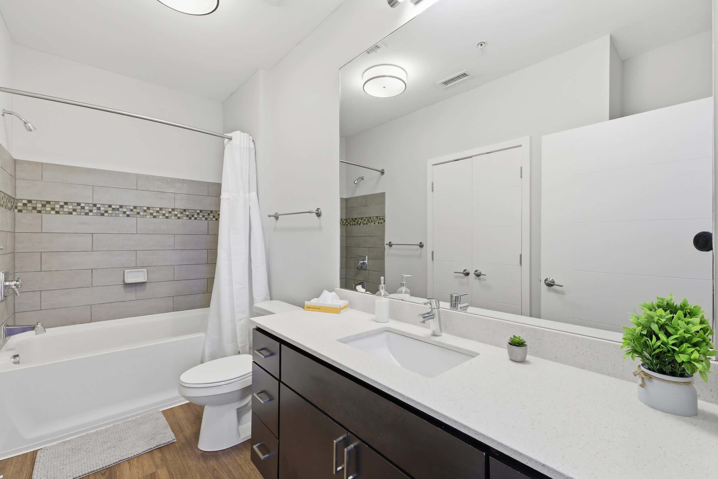 Une salle de bain moderne avec une baignoire, des toilettes et un lavabo.