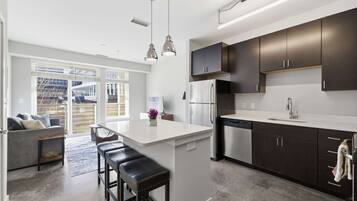 Appartement, 1 chambre | Cuisine privée | Réfrigérateur, four à micro-ondes, un four, surface de cuisson
