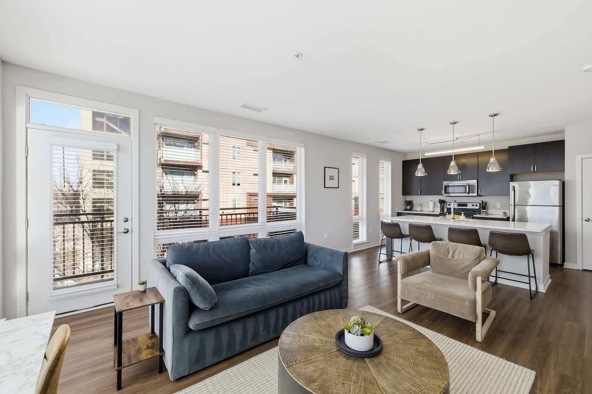 Eine moderne Wohnung mit Wohnzimmer, Küche und Essbereich.
