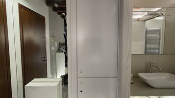 Haartrockner, Handtücher, Seife, Toilettenpapier