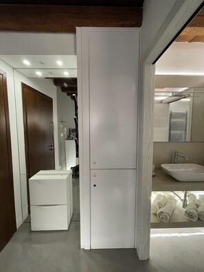 Sèche-cheveux, serviettes fournies, savon, papier toilette