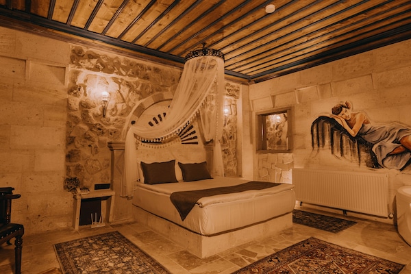 Deluxe Room | 1 bedroom, premium bedding, minibar, individually decorated