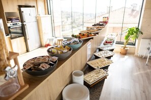 Free daily buffet breakfast - Akritis Stone House (Ürgüp)