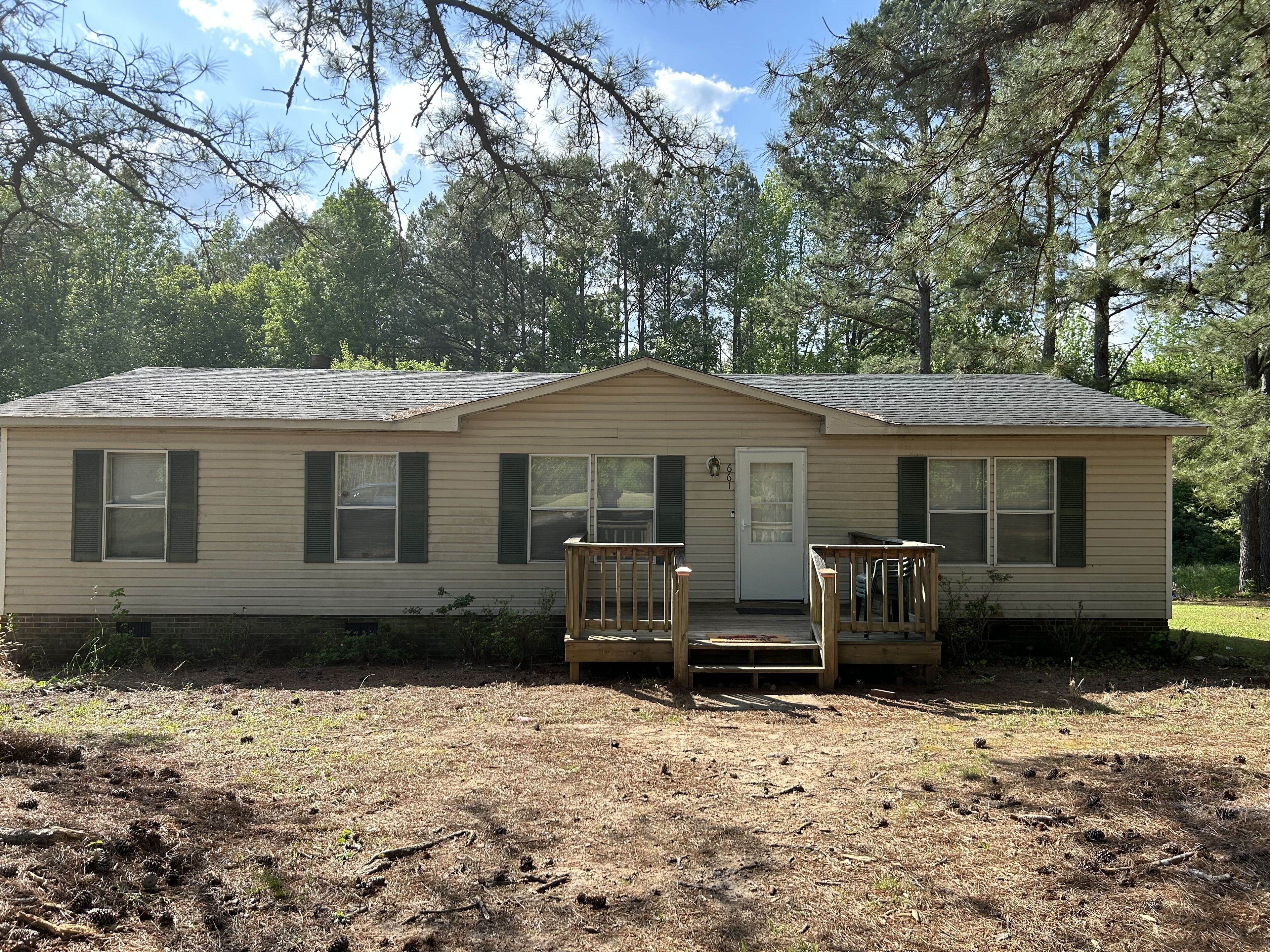 Country Home located close to town and Country Club