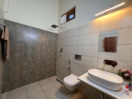 Deluxe Room | Bathroom
