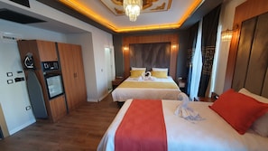 Deluxe Triple Room | In-room safe, desk, blackout curtains, soundproofing - Dimora Gold Hotel (Trabzon)