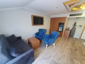 Kamar Triple Superior | Brankas, meja kerja, tirai kedap cahaya, dan kedap suara