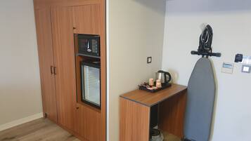 Caja de seguridad en la habitación, escritorio y cortinas blackout