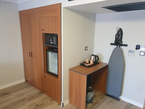 Kamar Triple Superior | Brankas, meja kerja, tirai kedap cahaya, dan kedap suara