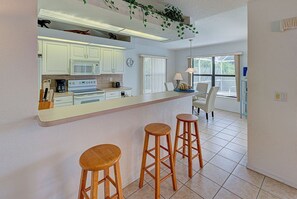 Fridge, microwave, oven, stovetop - Victoria | Pool | Bikes (Port Charlotte)