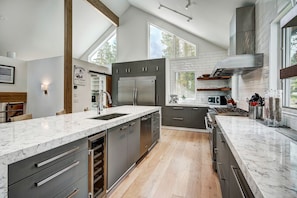 Fridge, microwave, oven, stovetop - Chateau Nouveau TRUE Ski-in/out / EPIC Views - Access to Peak 8, Hot Tub & More (Breckenridge)