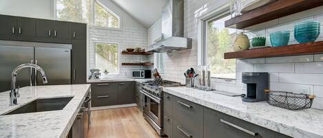 Een koelkast, een magnetron, een oven, een kookplaat