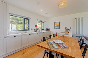 Dining - Cosy, 3-bedroom cottages with uninterrupted views of the sparkling Llyn Peninsula coastline. (Pwllheli)