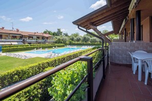 Outdoor dining - Holiday apartment near the center with swimming pool, air conditioning, parking lot (Lazise)