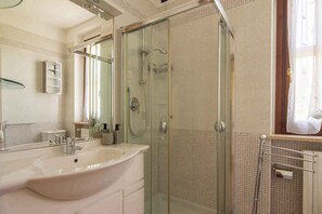 Douche, bidet